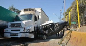 Camion contra un taxi