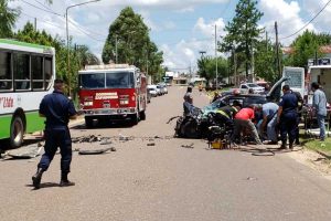 Accidente auto con un colectivo