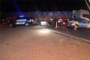 Auto debajo de un camion dos