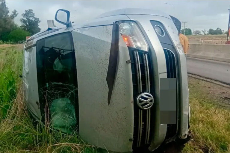 Vuelco en la Ruta 18: Un conductor de 78 años fue hospitalizado tras un accidente en el acceso a Viale
